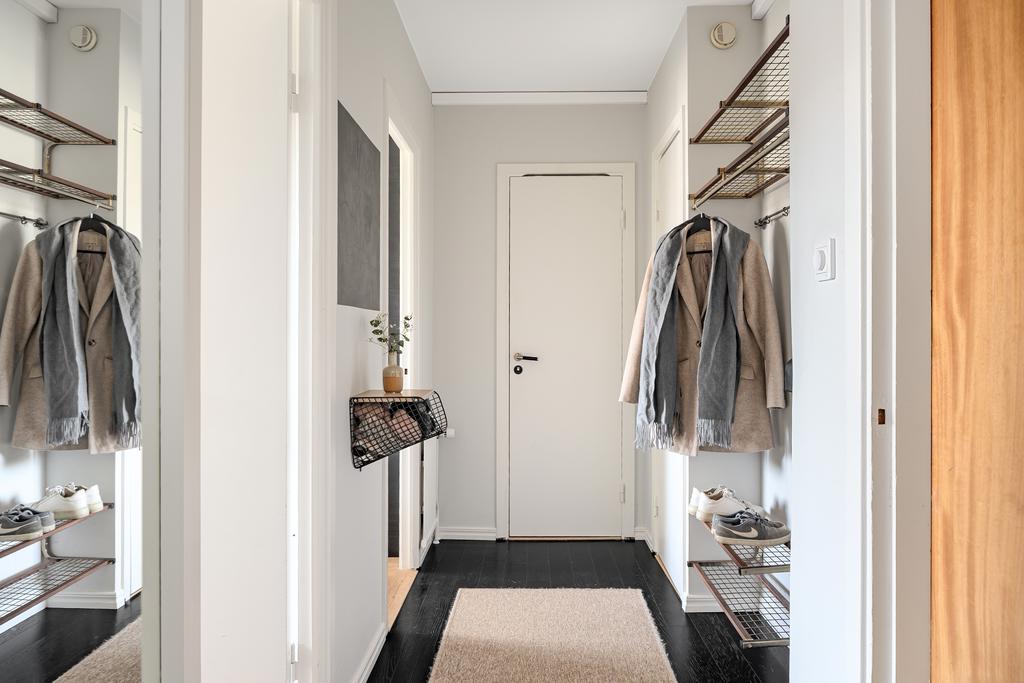 Mot kök och duschrum 