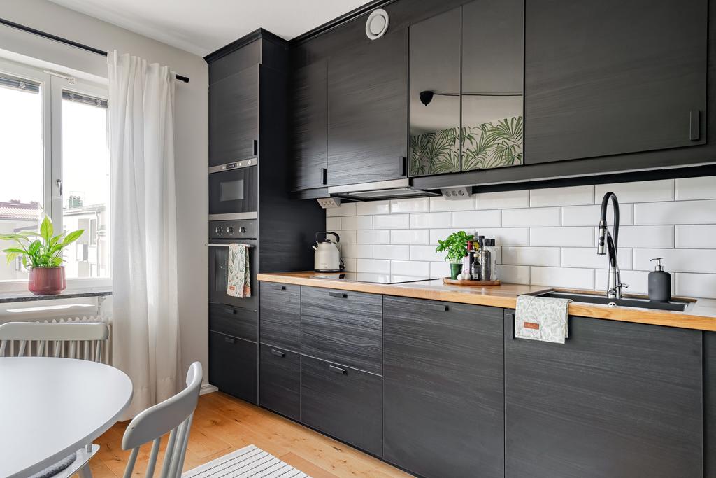 Smakfullt renoverat kök i svart 