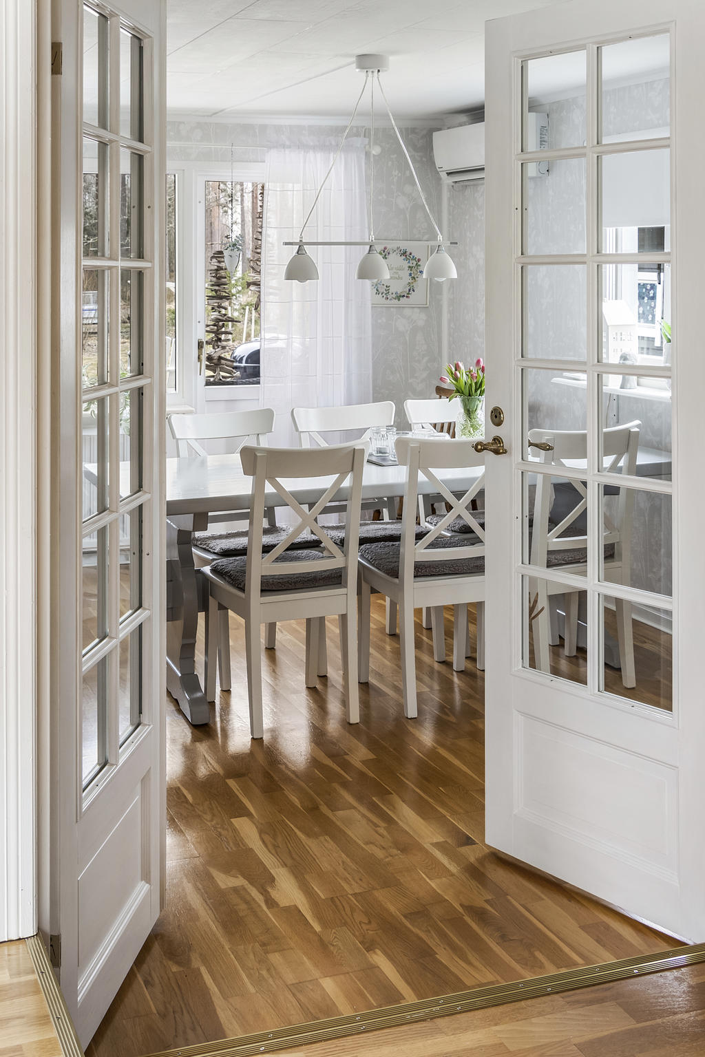 Dubbeldörrar in mot matplatsen