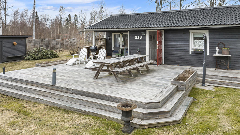 Härlig altan intill entrén 