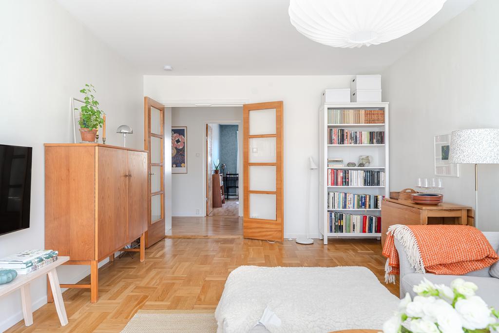 Dubbla dörrar med fönster in från hall till vardagsrum