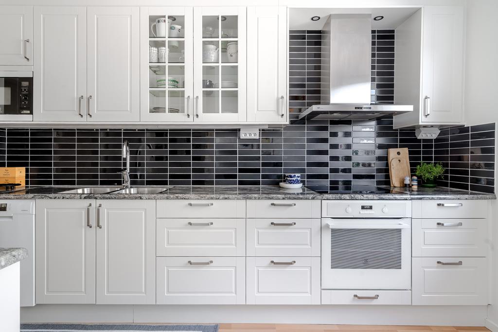 Stilfullt kök med bänkskiva i sten