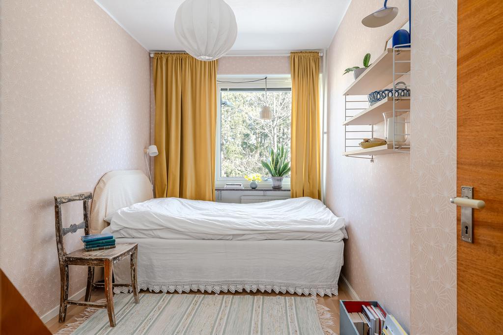 Sovrum med vacker tapet