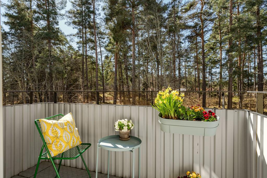 Balkong mot grönska med trivsamt läge med mycket sol!