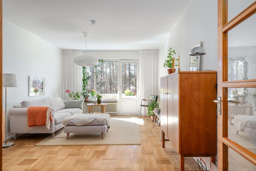 Parkettgolv och ljust målade väggar