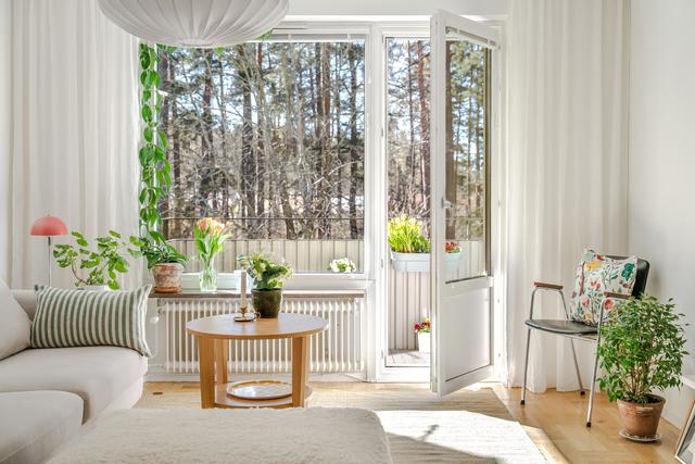 Underbart ljusinsläpp i vardagsrummet