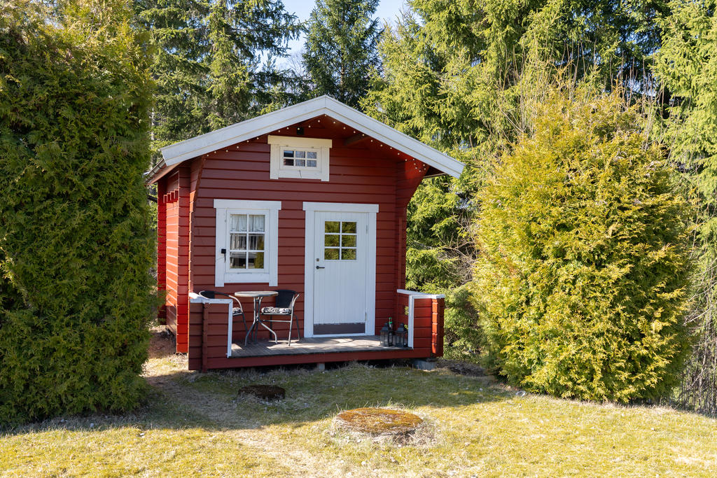 Gäststuga med sovplats.  El finns via elskåp.