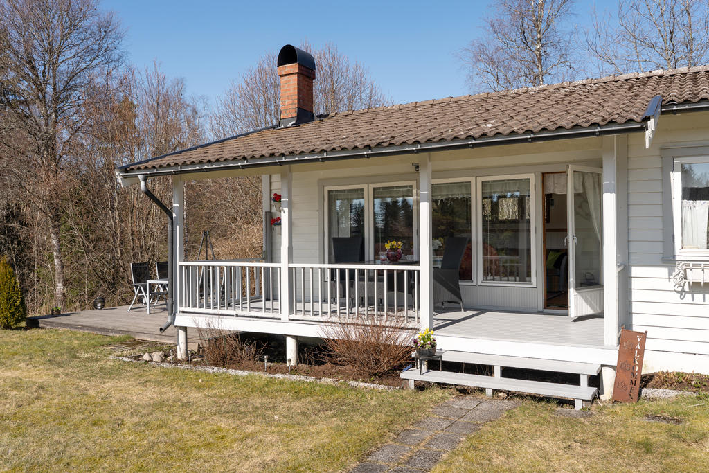 Trivsam entréveranda med plats för utemöbler.