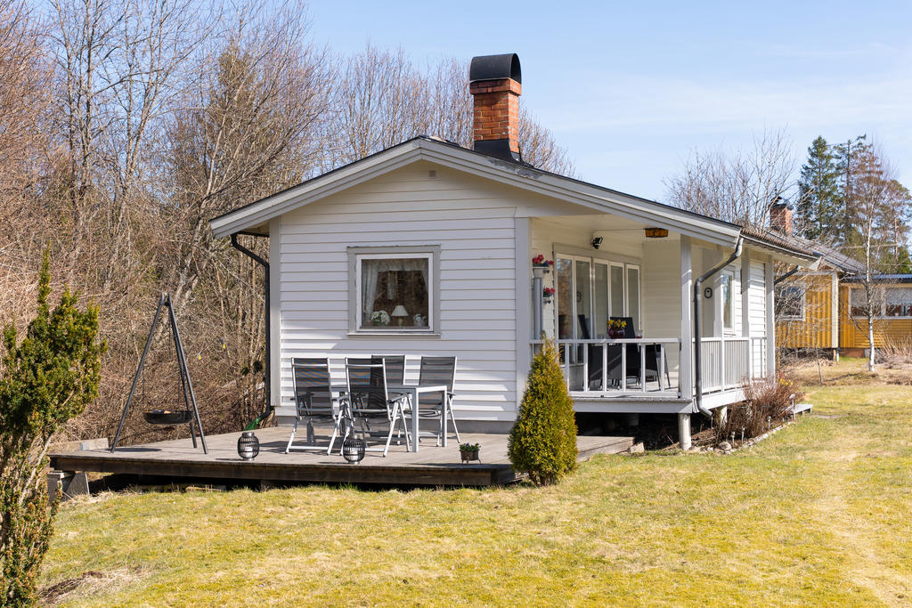 Trivsam altan i anslutning till huset som erbjuder många soltimmar.