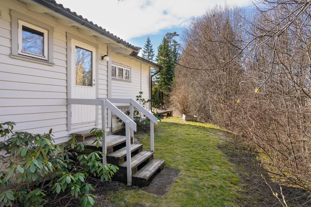 Utgång till trädgård på baksidan.