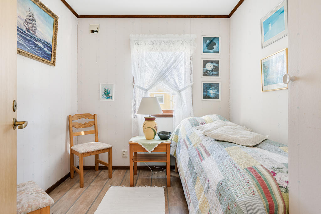 Sovrum 1 med garderob.