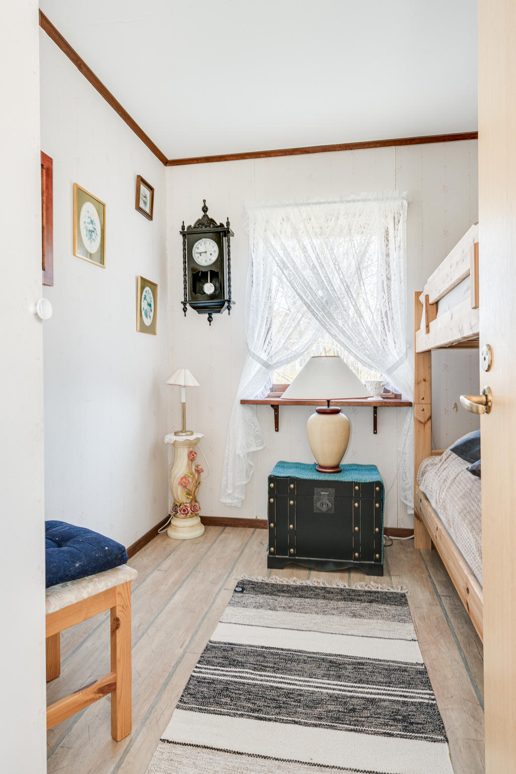 Sovrum 2 med garderob.