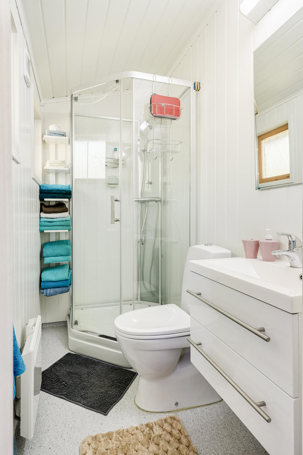 Badrum med duschkabin.