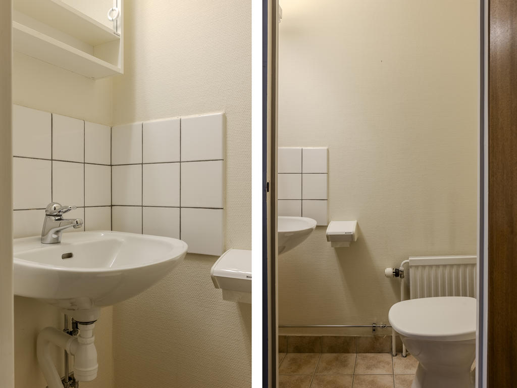 Gästtoalett i anslutning till entréhallen