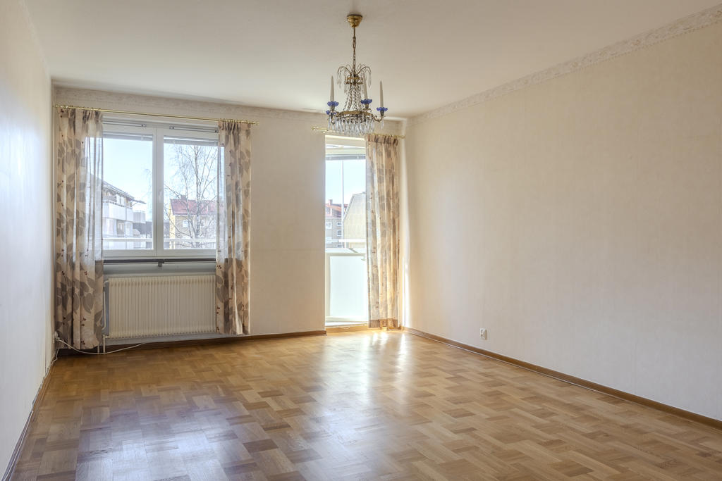 Vardagsrum med utgång till balkongen