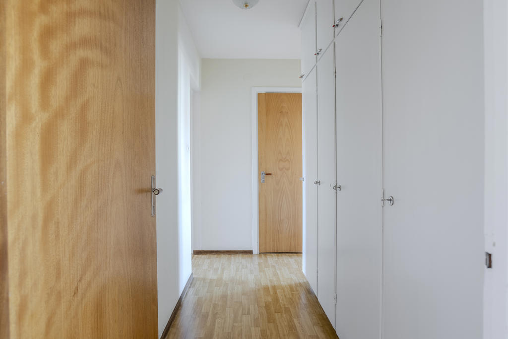 Inre hall som leder mot två sovrum och badrum