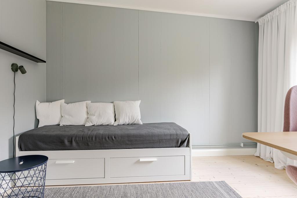 Plats för gästsäng och skrivbord