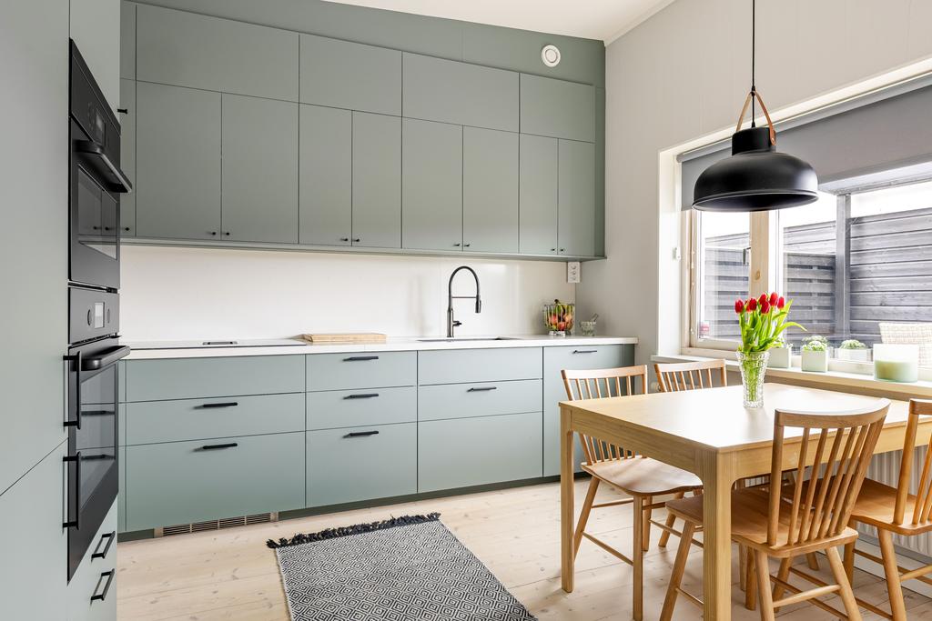 Kök med gröna skåpsluckor