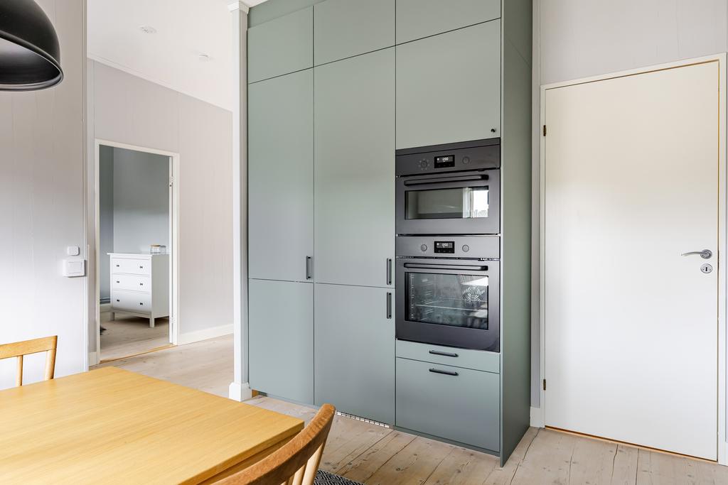 Inbyggd mikro och spis i svart