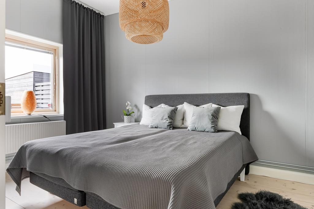 Sovrum med stort fönster 