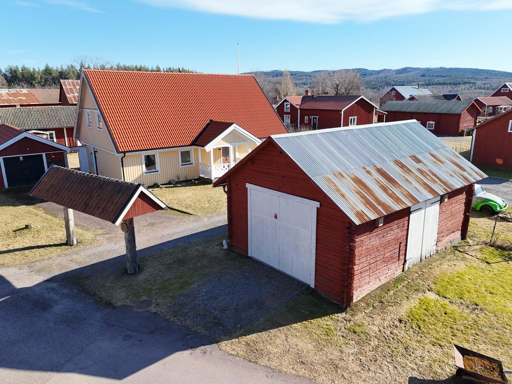 I denna byggnad finns ett större garage med servicegrop och telfer.