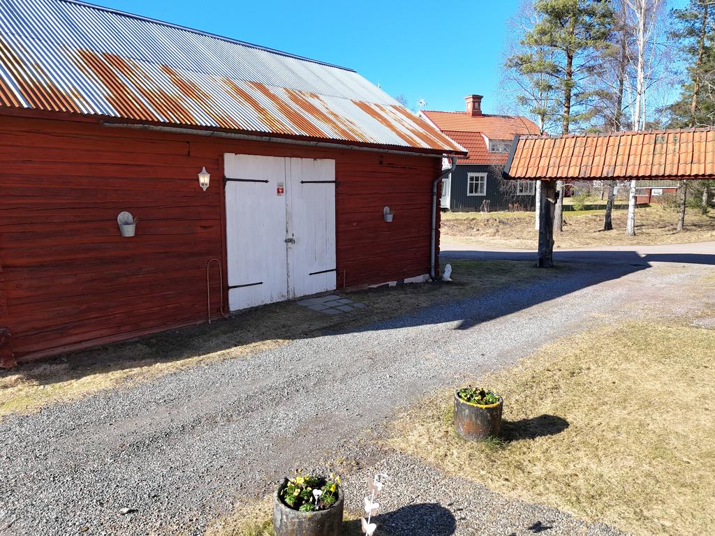 Du kan komma in ifrån två håll till garaget. 