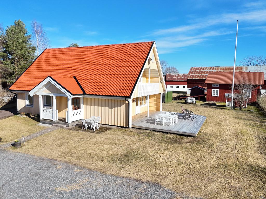 Ny altan har lagts i perfekt solläge. 