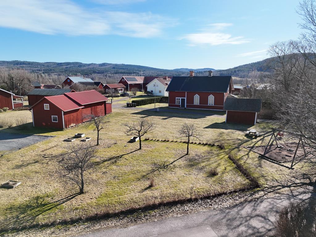 Tomten sträcker sig ända till byns lekpark. 