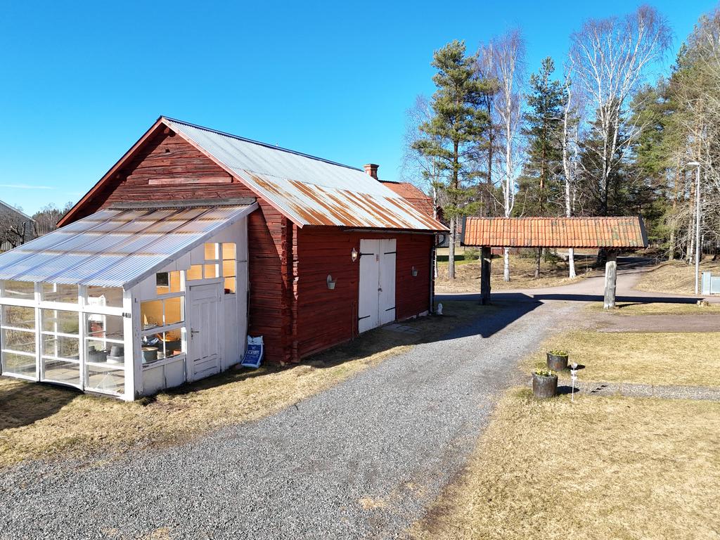 Ett vidbyggt växthus vid garaget. 