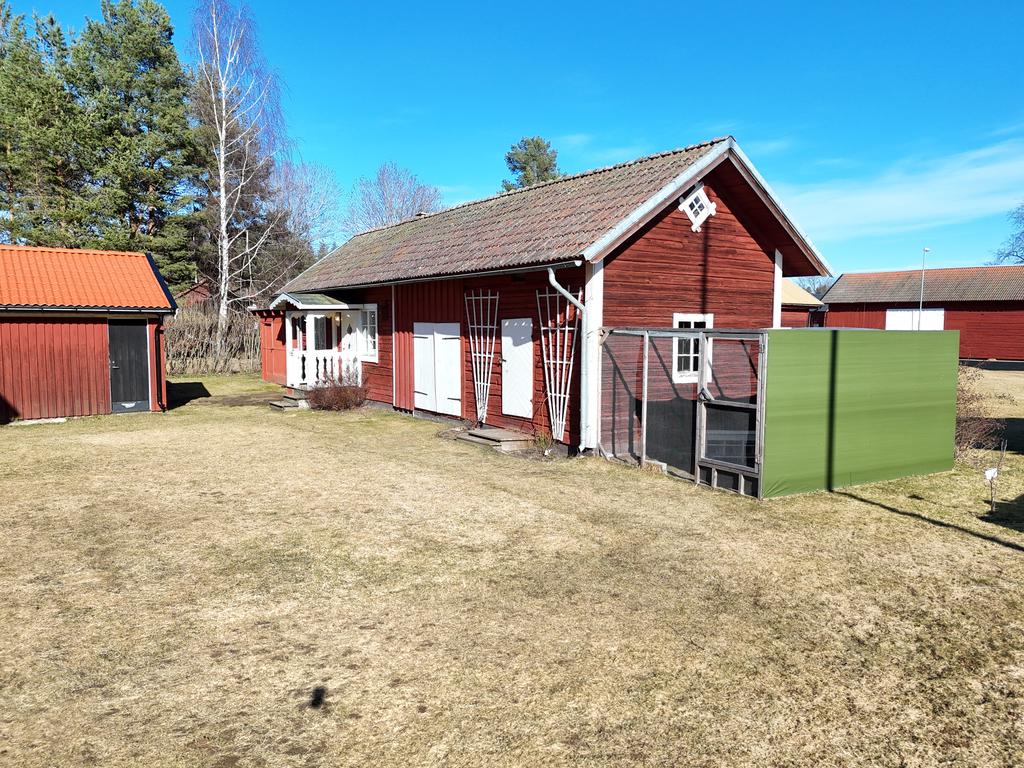 Här har du en uthuslänga med uthyrningsdel, en ladudel med egen bardisk, förråd och hönsgård. 