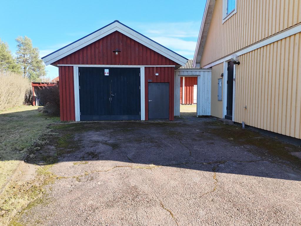 Till vänster om huset finns ytterliggare ett garage. 