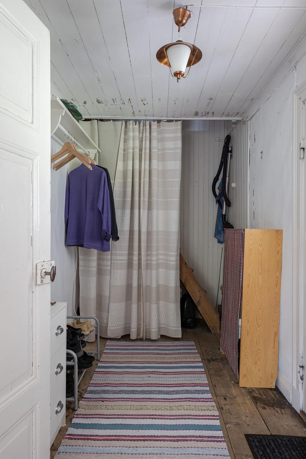 Hall med trappa till vinden