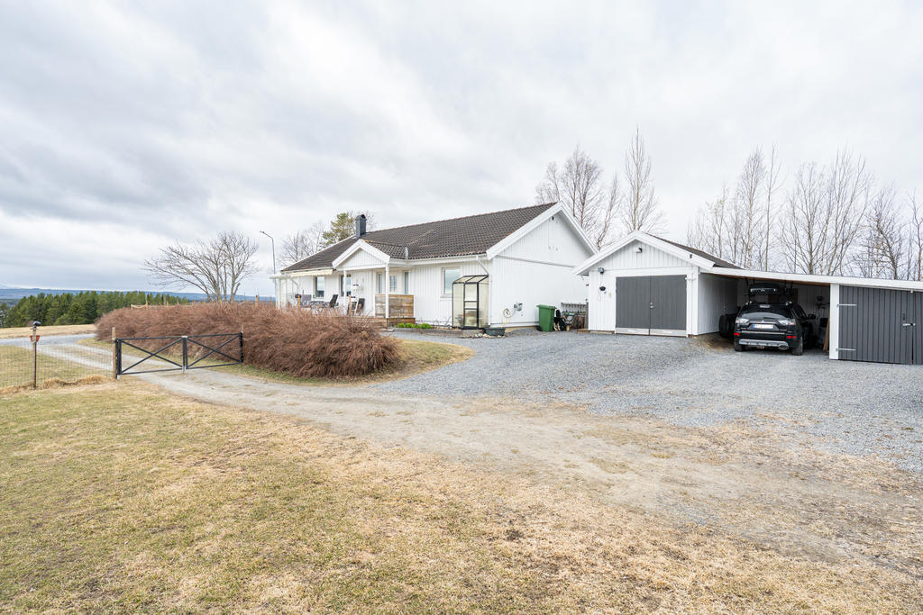 Intill huset finns garage, carport och förråd