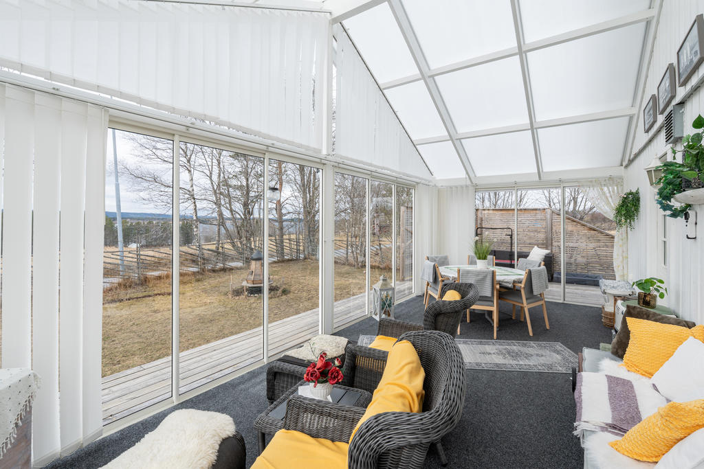 Gärdesgård runt tomten och uteplats intill uterummet