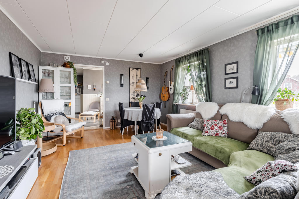 Vardagsrummet når du från hallen.