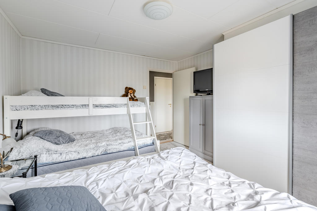 Stora sovrummet har även garderob och plats för extrasäng