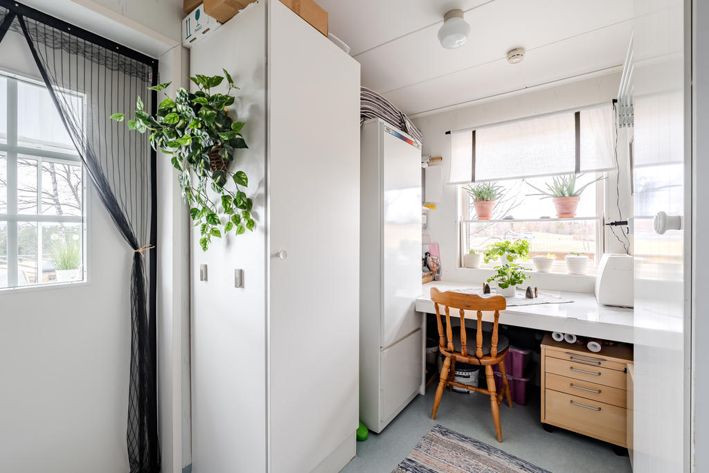 Tvättstuga med varmvattenberedare och garderober