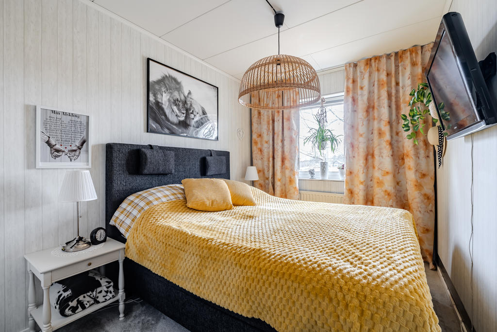 Även det andra sovrummet rymmer en stor säng