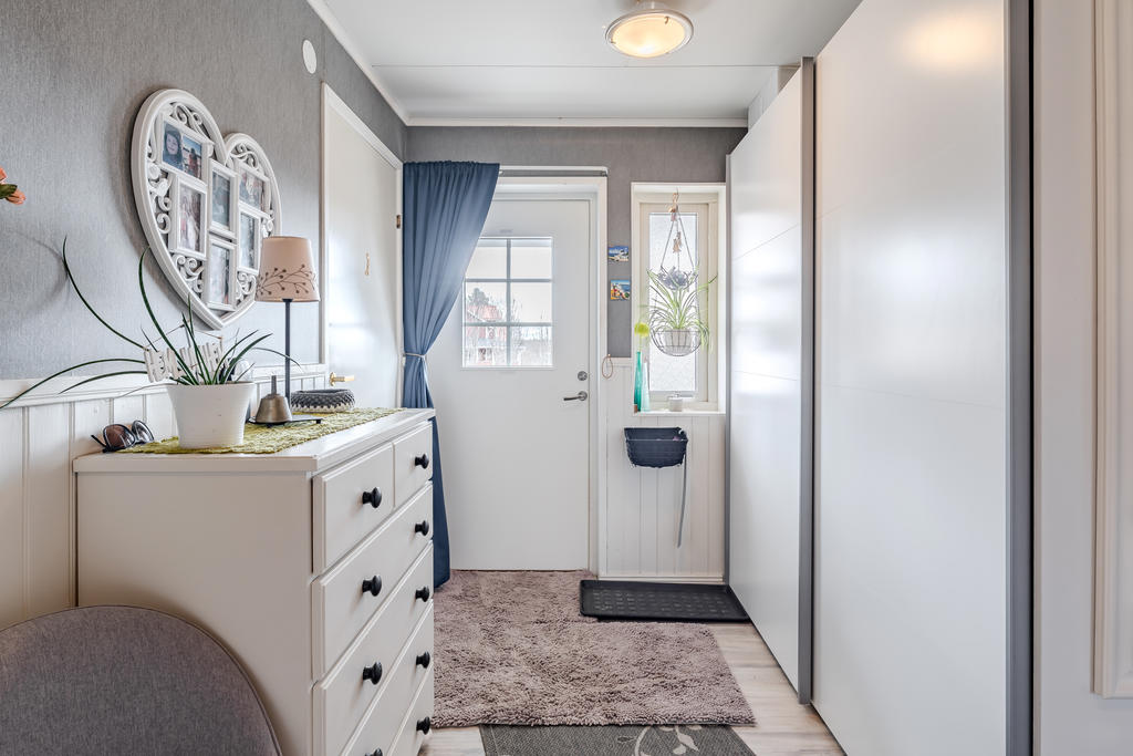 Entré till hall med praktiska garderober