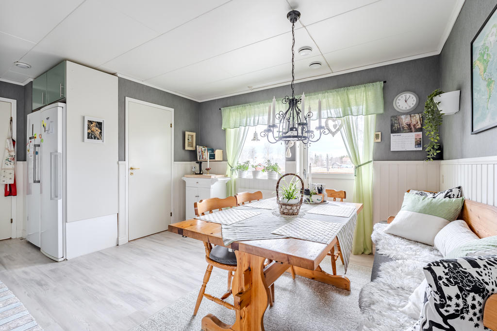 Köket har en härlig matplats med utgång  till tomten