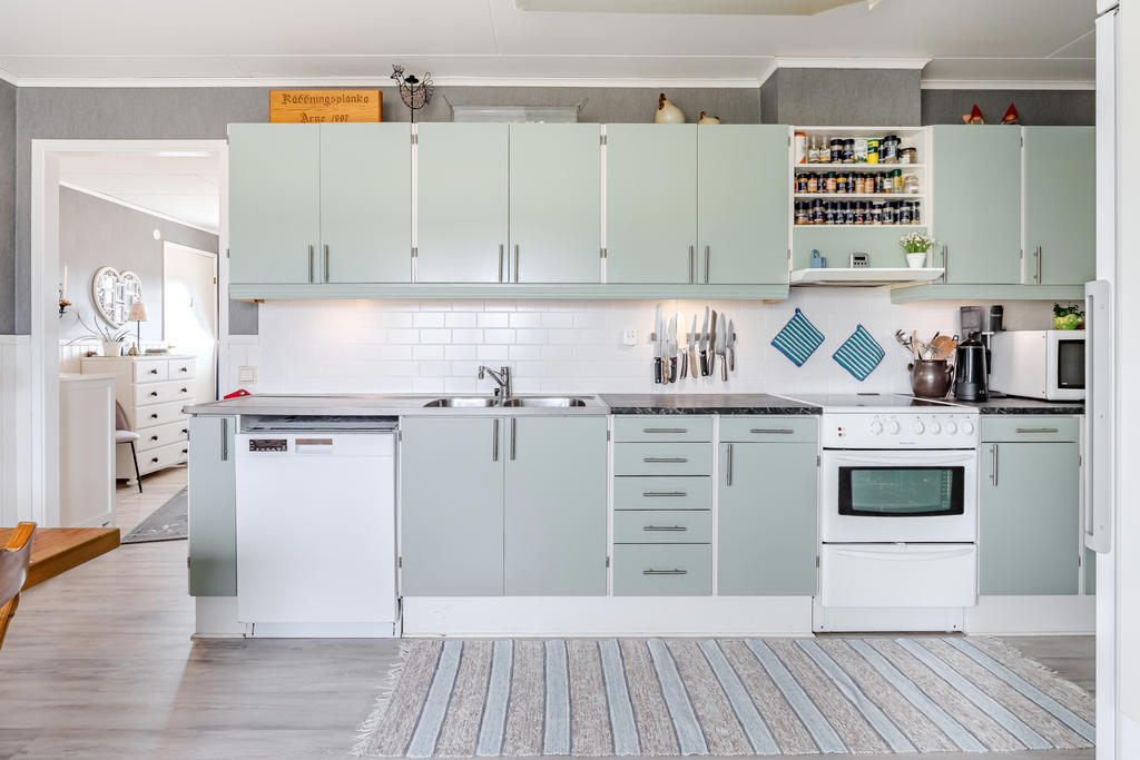 Här finns spis, fläkt och diskmaskin samt kyl och frys