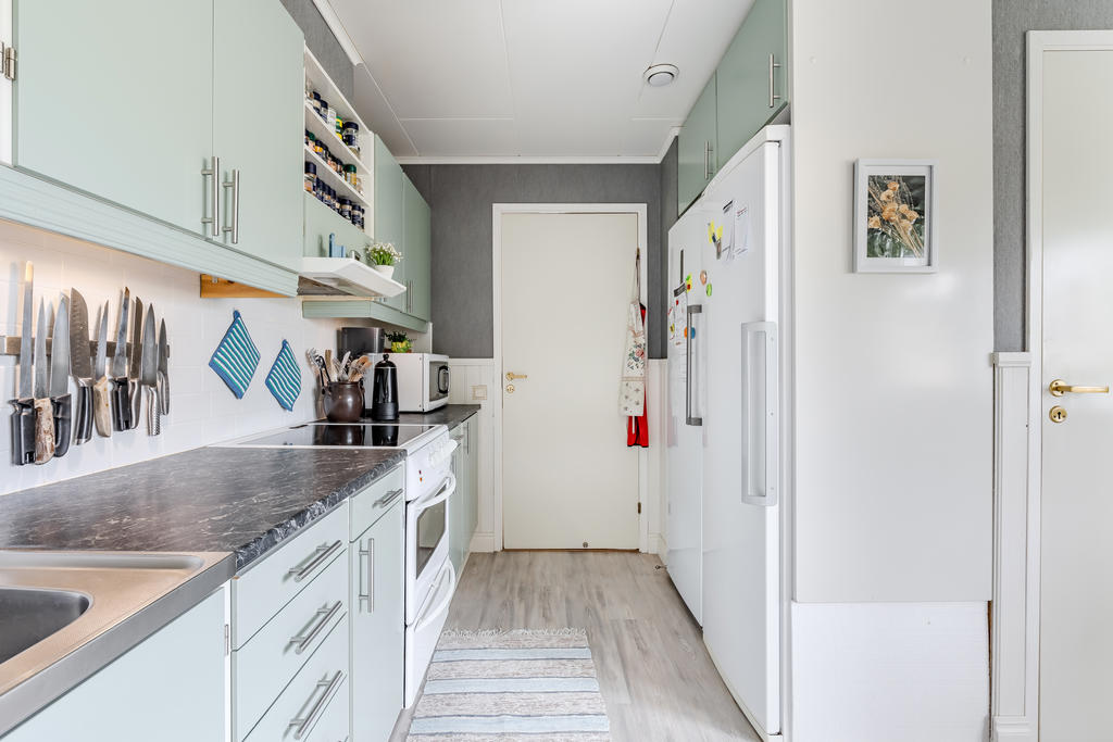 Från köket når du tvättstugan