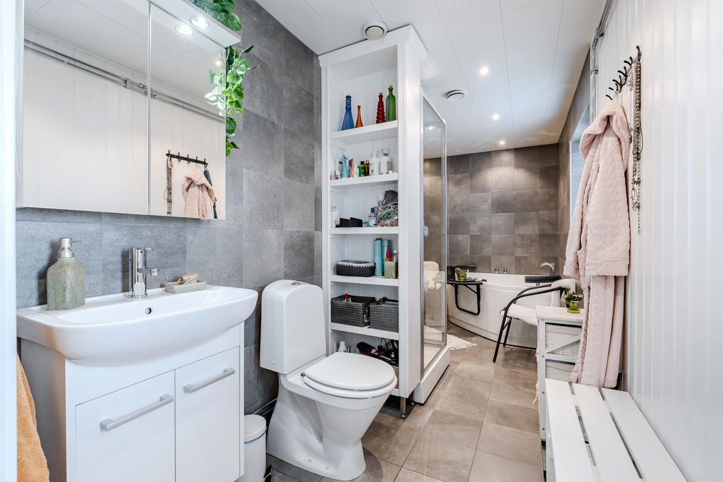 I badrummet finns både bastu, badkar och dusch, förutom tvättställ och wc.