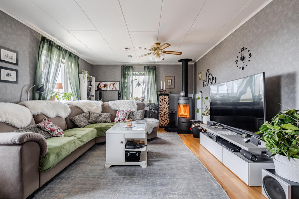 Vardagsrummet har en kamin och är stort och ljust!