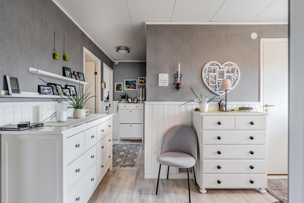 Hallen har bra med plats för förvaringsmöbler. 