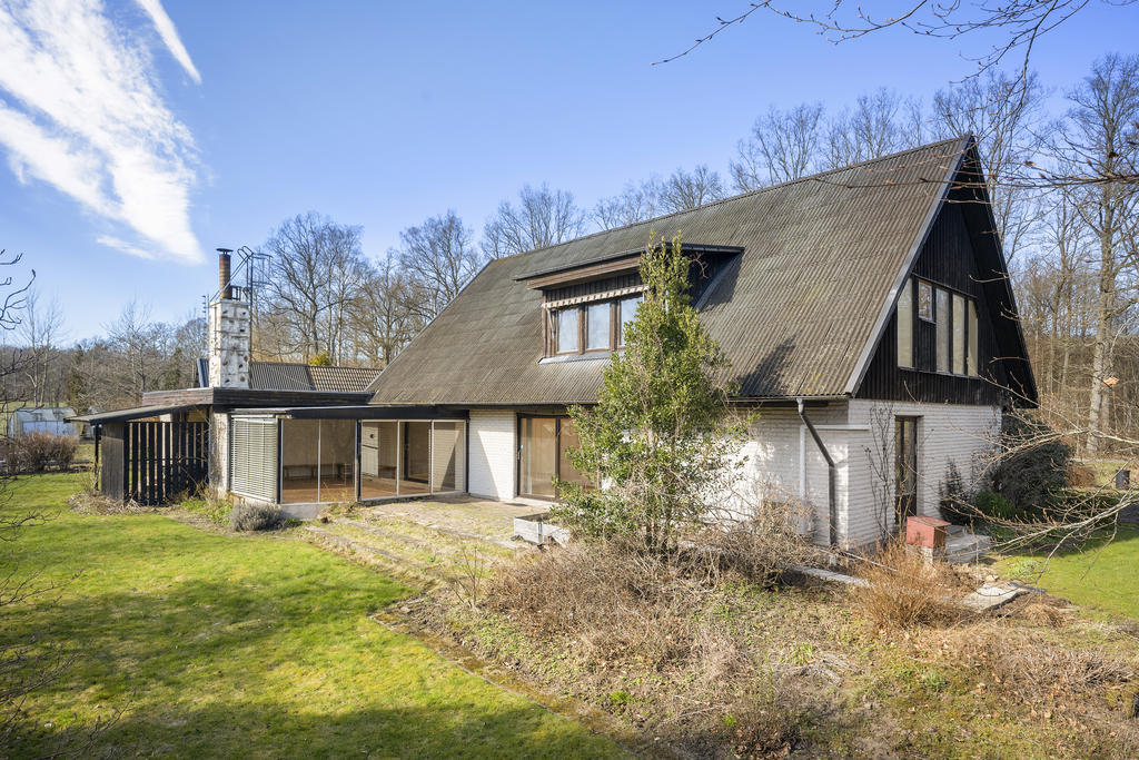 Härlig baksida med uteplats och uterum