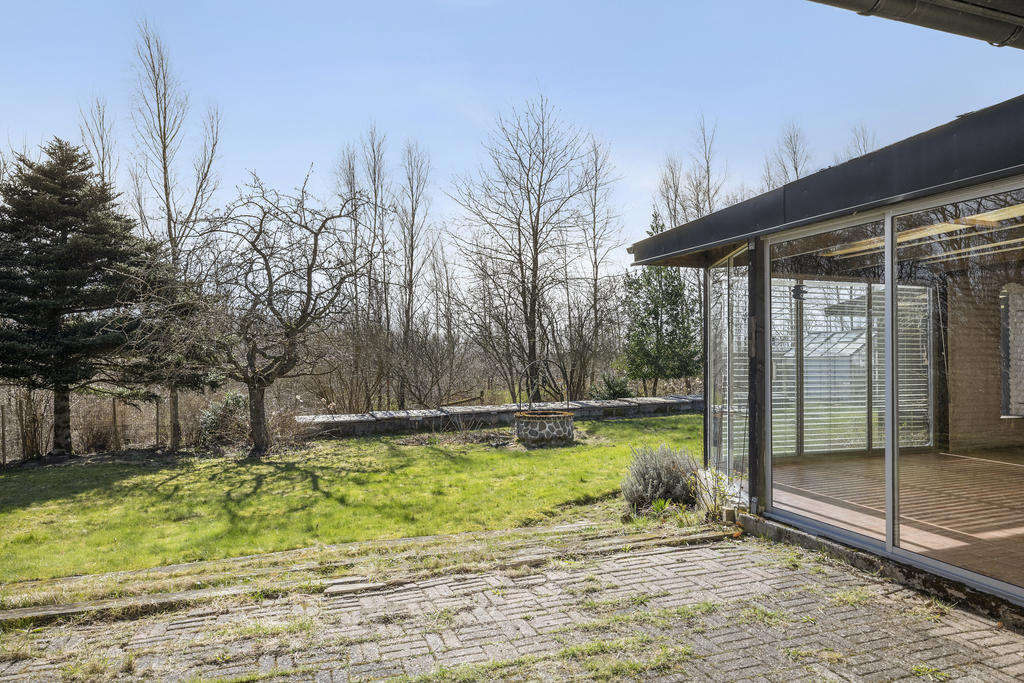 Stensatt uteplats med utsikt över trädgården