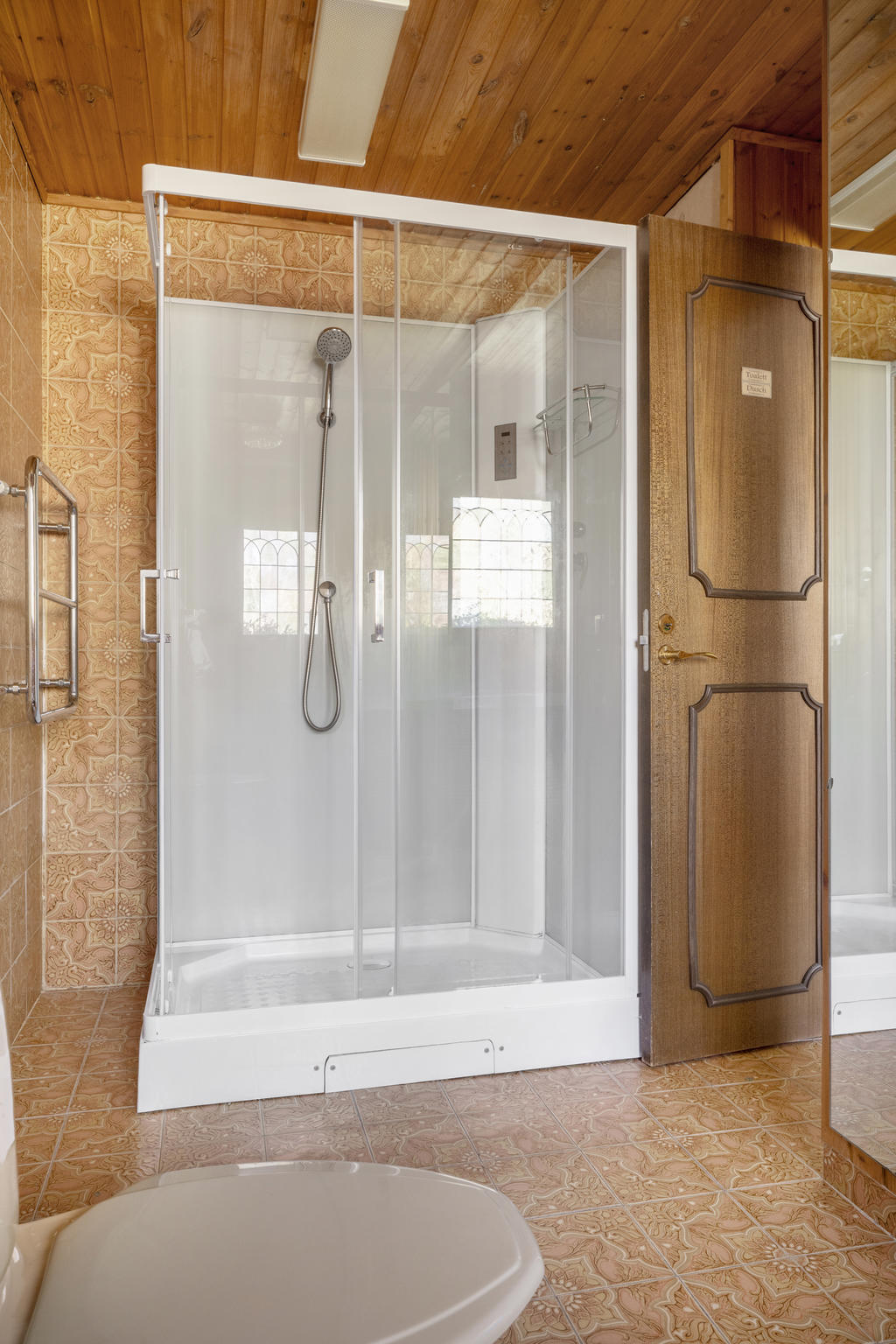 Badrum med dushkabin