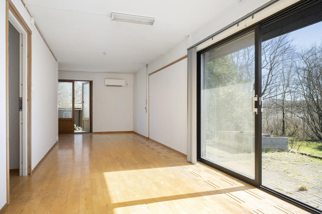 Allrum med skjutbara glaspartier ut mot uteplatsen