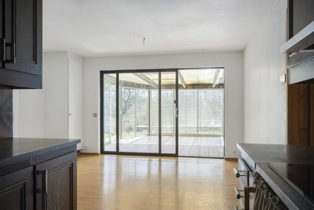 Matplats i köket med utgång till uterummet